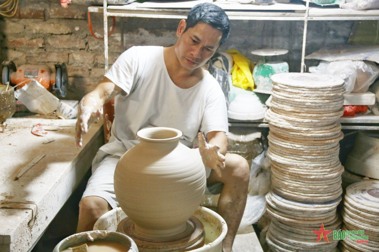 Nghệ nhân khiếm thính giữ lửa nghề gốm vuốt tay